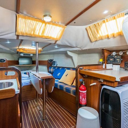 Pequeno Velero En Port Forum Ideal Para Backpackers Sant Adria de Besos Eksteriør bilde