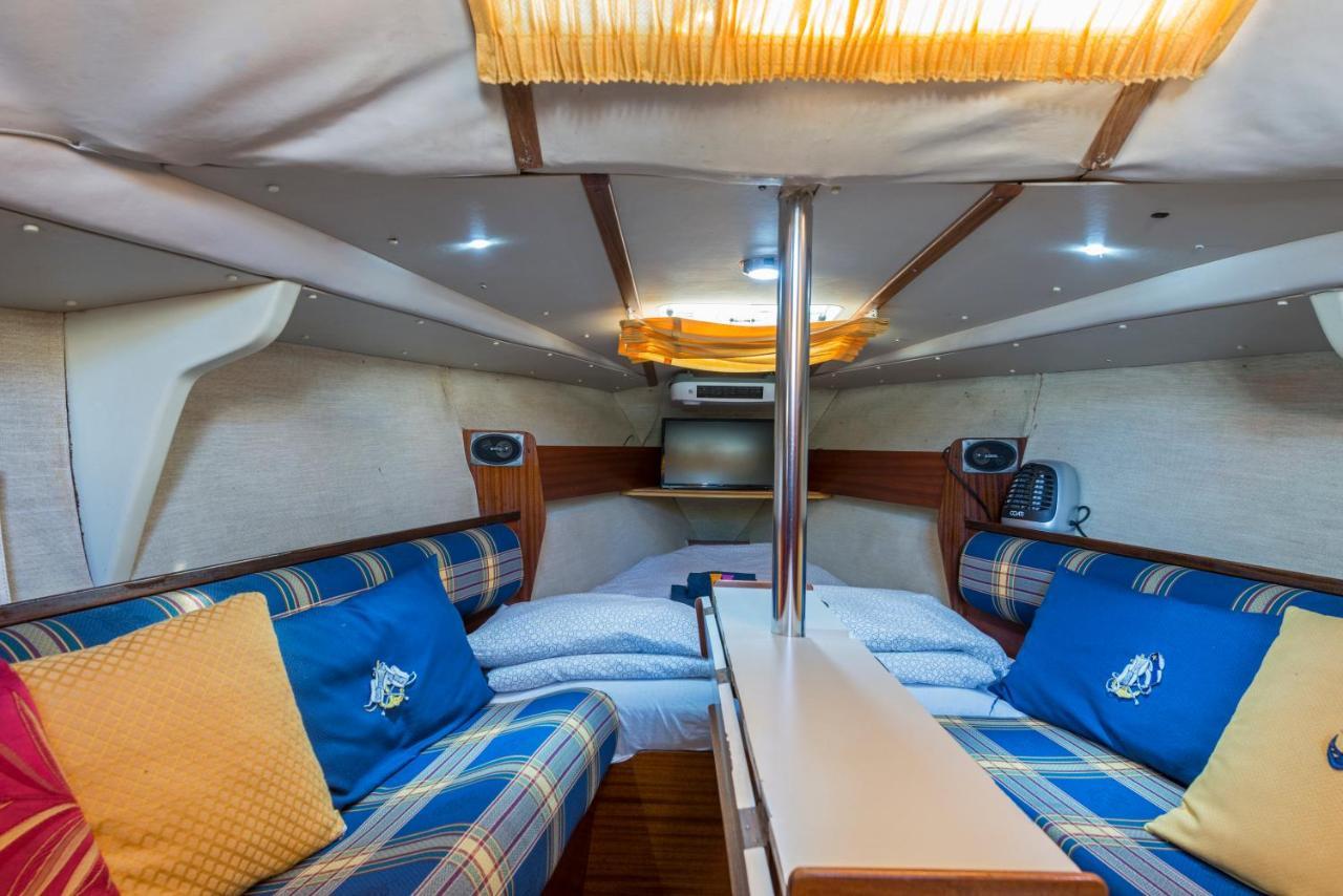 Pequeno Velero En Port Forum Ideal Para Backpackers Sant Adria de Besos Eksteriør bilde