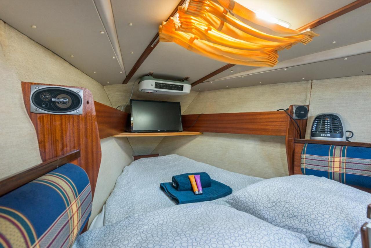 Pequeno Velero En Port Forum Ideal Para Backpackers Sant Adria de Besos Eksteriør bilde