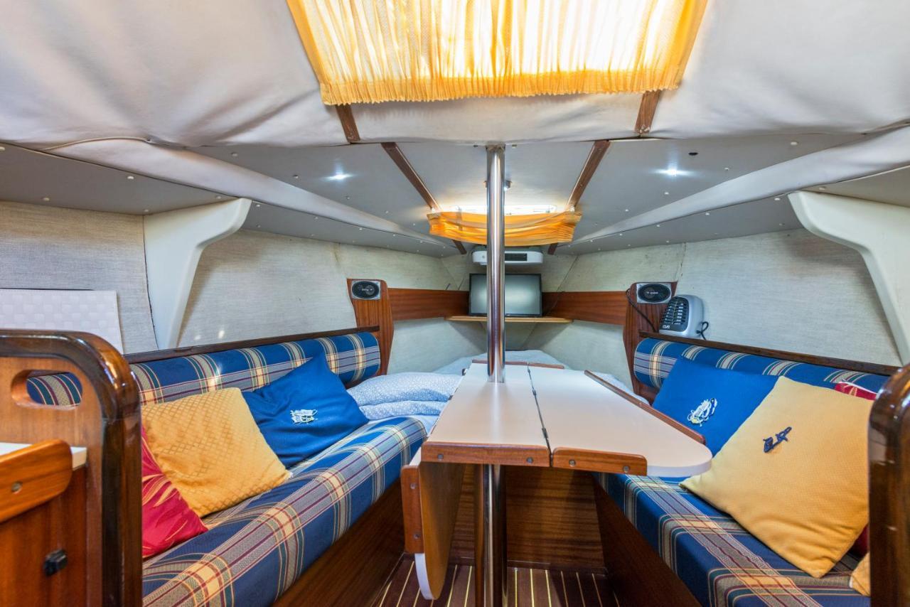Pequeno Velero En Port Forum Ideal Para Backpackers Sant Adria de Besos Eksteriør bilde