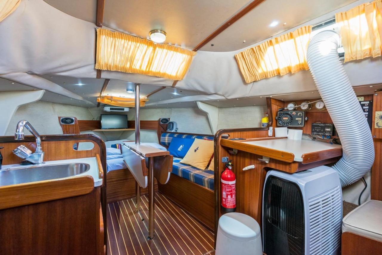 Pequeno Velero En Port Forum Ideal Para Backpackers Sant Adria de Besos Eksteriør bilde