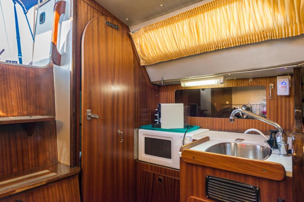 Pequeno Velero En Port Forum Ideal Para Backpackers Sant Adria de Besos Eksteriør bilde