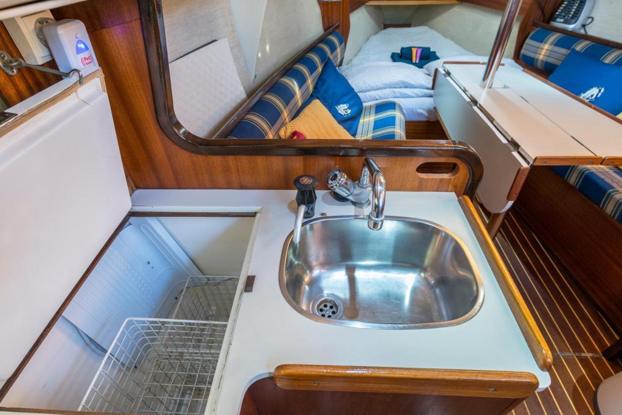 Pequeno Velero En Port Forum Ideal Para Backpackers Sant Adria de Besos Eksteriør bilde