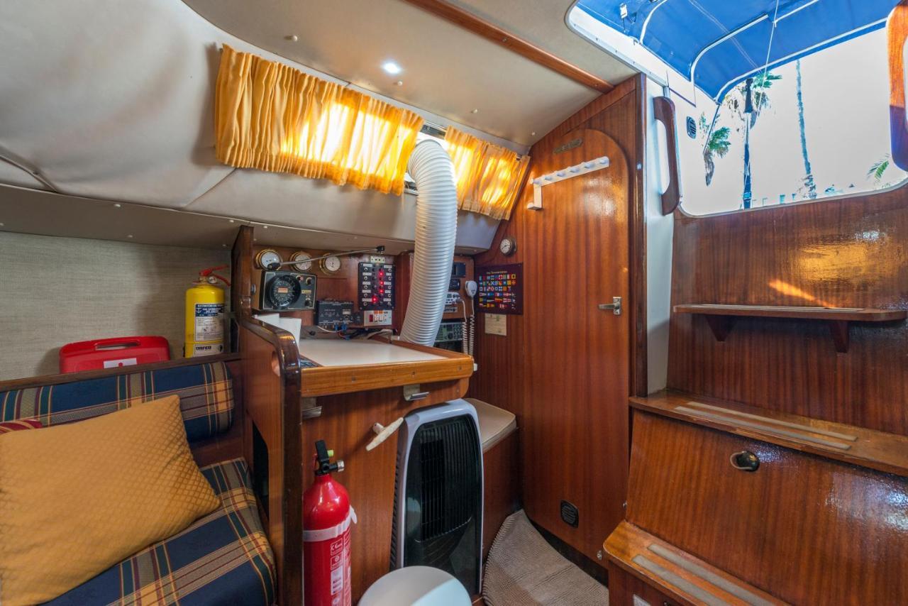 Pequeno Velero En Port Forum Ideal Para Backpackers Sant Adria de Besos Eksteriør bilde